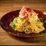 濃厚なカルボナーラの上に、塩味のある生ハムをトッピング。お酒のおつまみにも最適なオリジナルカルボナーラです。