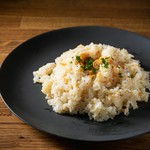 お肉を食べた後は、ガーリックライスも定番。ついつい食べちゃうやみつきガーリックライスもおすすめです。