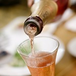 ストロベリーやラズベリーのような香りが広がる飲みやすいスパークリング。