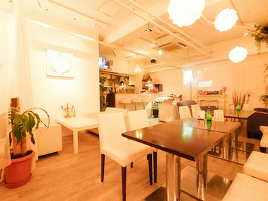 神戸の街の小さなレストランで開く、心に刻むウエディングを