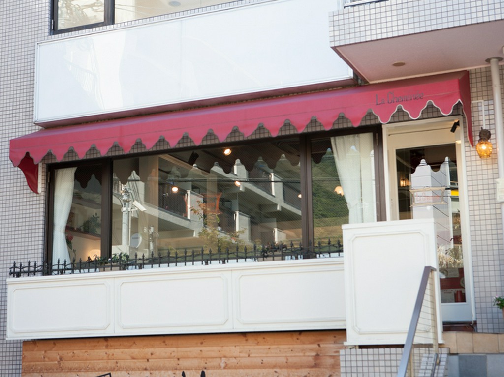 通りからもよく見える、明るい大きな窓が目印