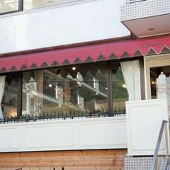 通りからもよく見える、明るい大きな窓が目印