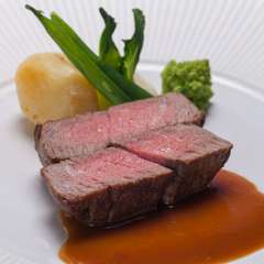 柔らかくしっとりとしたフィレ肉が魅力の『黒毛和牛のフィレステーキ』