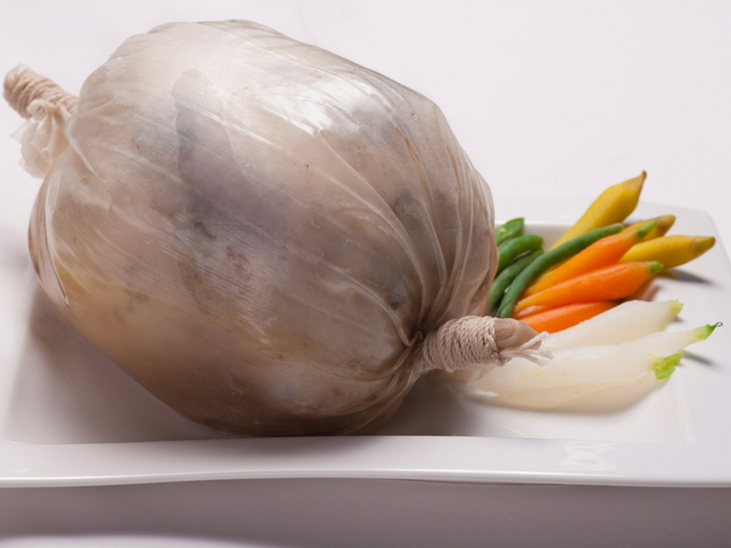 若鶏のベッシー包み フォアグラとトリュフソース（約４～６名様分）