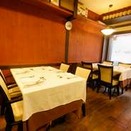 少し落とし気味の照明と木の温もりが優しいムードを醸し出す、落ち着いた店内は接待などの大切な会食の席にもお誂え向き。8名以上の場合は、貸切プランの相談にものってもらえます。