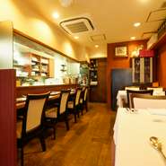 地下鉄の駅からほど近く、仕事帰りや飲み会の後などに、一人でも気軽にワインと料理を楽しめるお店です。カウンター席に陣取って、ワインとアラカルト一品での利用もOK。