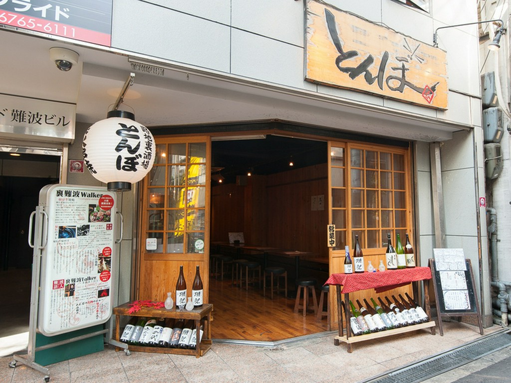 広々とした店内奥。目の前にお酒のストックも並ぶカウンター席	