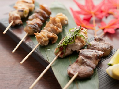 毎日の旬を秘伝のタレにつけ炭火焼きで。おまかせ串5種