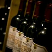 250種類のワインは9割がフランス産。料理に合ったワインをソムリエが厳選。コース料理ではワインペアリングも楽しめます。ノンアルコールの自家製カクテルや、フランス産ぶどうジュースなど、ドリンクも豊富です。