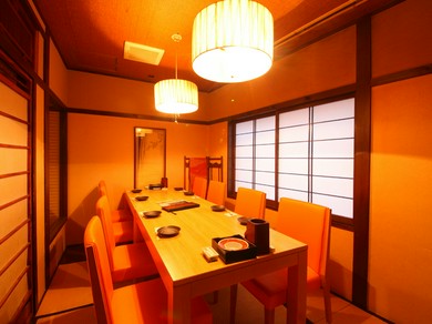 町家に招かれたような個室で、おいしい料理とお酒でくつろげる