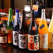 特別純米、吟醸、大吟醸、山廃など、タイプの異なる日本各地の銘酒をバランスよく揃えています。ひやおろし、新酒、夏酒など季節のお酒も登場。奈良県の梅乃宿酒造が醸す絶品の果実酒も、女性のお客様に好評です。