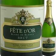 フランスはジュラ地方。
スイスとの国境にほど近いワインの銘醸地で造られるスパークリングワインは「フェット・ドール（黄金の祝杯）」と名づけられた、記念日の乾杯ドリンクにはうってつけの一杯です！「
