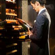 ソムリエが監修しセラーで厳密に管理される、世界各国のワイン
