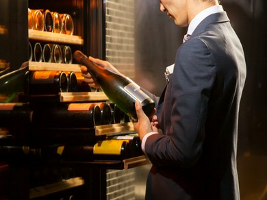 ソムリエが監修しセラーで厳密に管理される、世界各国のワイン
