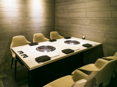 少人数から宴席まで、プライベートなひと時を過ごせる個室