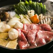 2種類の銘柄牛を一頭買しているお店は珍しいと思います。2つの肉質や味わいを楽しんでいただける焼肉のほか『すき焼き』や『しゃぶしゃぶ』などでご提供。肉に合わせた自家製のタレでお召し上がりください。