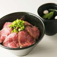 レアな風味や食感を残し絶妙に火入れをした黒毛和牛のステーキです。ご飯が見えなくなるほど敷き詰めてあり、ボリュームも満点。山葵が効いた自家製のソースでお召し上がりいただきます。