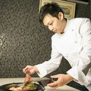 自分の力全てを出し切り、美味しいと自信を持ってお出しできる料理をつくる。たとえ出来上がった後でも、納得がいかなければ改めて始めからつくり直し、ベストな味を常にご堪能いだけるようにしています。