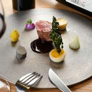 緑に覆われた店内、綺麗な食器やかわいいガラス小物…
味はもちろん、旬のお野菜やエディブルフラワーが彩る華やかで丁寧な一皿を。
肩肘張らず楽しめる京フレンチで、心踊る女子会になること間違いなし。