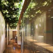 4人掛けテーブル3台の全12席。可動式のパーテーションと瞬間調光ガラスによって、4名様用3部屋、8名様用と4名様部屋、12名様個室などのスタイルに変更可能。シーンに合わせた個室を利用できます。貸切相談も可。