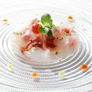 特別なお祝いや、初めてのデートにも◎
緑からの木漏れ日を浴びる空間と華やかな一皿で、非日常の演出は完璧。
ワインもお料理も事前ヒアリングで安心して任せられるから、大切な時間に集中していただけます。