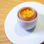 店内のオブジェや小物は一点ものではなく、気に入った場合は個人でも購入が可能なものが選ばれています。器は「有田焼」のカマチや、京都の作家さんの作品を主体に、食べ終えたあとのお皿も手にとって楽しめます。