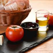 バケットにニンニクとトマトを擦り付け、塩とオリーブオイルをかけて食べるという、シンプルながらも1つひとつの食材を厳選することで五味のバランスが整った、完成された逸品です。