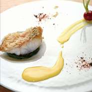 オリーブオイルソムリエのスタッフの意見を参考に、高品質のオリーブを収穫してすぐ搾油した、良いオイルを選んでいます。火を入れずそのまま使うオイルは、毎日テイスティングを行いしっかりと管理をしています。