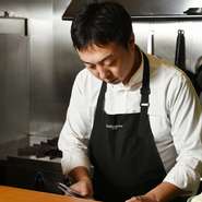 リピーターのお客さまにも毎回のご来店を一期一会と考え、金額以上のパフォーマンスをスタッフ一丸で目指しています。苦手な食材などを細かくヒアリングし、お客さまに満足していただける料理をお出ししております。