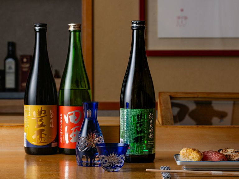 旬のツマミと握りのおいしさを深める旨い地酒が充実