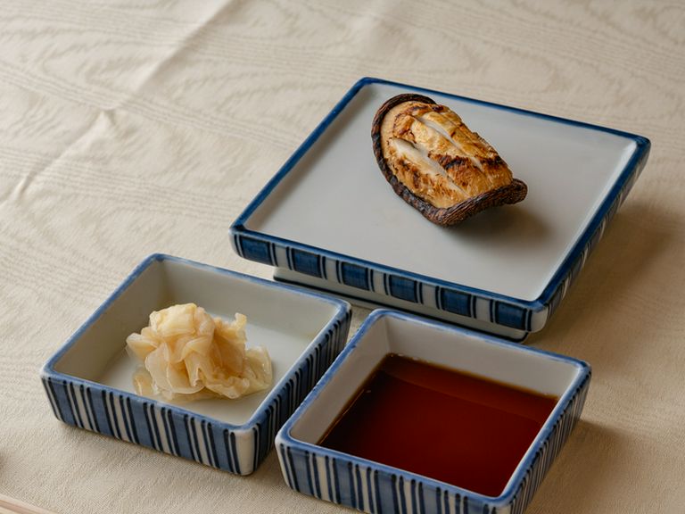 ひとり客も多数。銀座での大人のひとり寿司の格好の舞台