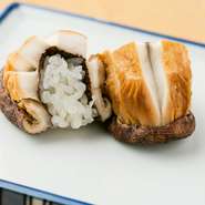戦後から受け継がれてきた【寿司幸】名物のひとつ。厳選した椎茸を手焼きしたのち酒と醤油で味付け、さらに炙ることで食材の持つ香ばしさを最大限まで引き出した逸品です。