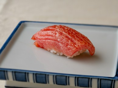 名店伝統の旨いシャリがネタの魅力を際立てる『とろの握り』