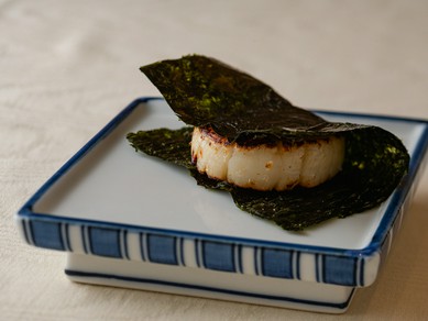 ツマミも旨い！磯の香りを巧みに重ねて供す『貝の磯辺焼き』