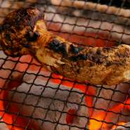 松茸を丸ごと一本、炭火でじっくり焼き上げる至高の味『松茸炭火一本焼き』