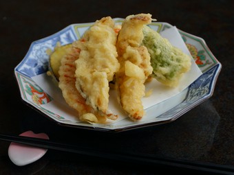 素材の持ち味をギュッと閉じ込めた『松茸と伝統野菜の天婦羅』