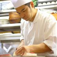 築地市場の天然の鮮魚、旬を感じられる伝統野菜など、厳選して仕入れた食材を最高の状態でお客様に提供するために、当然のことながら食材の管理には徹底的に気を遣っています。