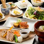 大人数が集まる宴会などでは、それぞれの嗜好が異なり「何を食べられる店」にするか意見集約に頭を悩ますことも。そんなシーンこそ、野菜を使った「ヘルシーかつ絶品」の料理が楽しめる【あえん】がおすすめ。