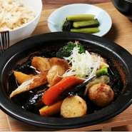 季節野菜の陶板ジンジャーソース、季節の小鉢、お漬物、二八玄米ごはん、麦味噌汁