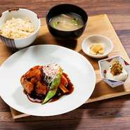 鶏のから揚げと野菜の黒酢ソース、季節の小鉢、お漬物、麦味噌汁、ごはん
