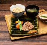 桜山豚の網焼き　麦味噌ソース、
季節の小鉢二種、
お漬物、二八玄米ごはん、麦味噌汁