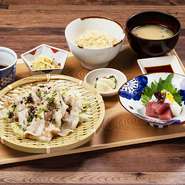 桜山豚の網焼き、海鮮カルパッチョサラダ、季節の小鉢二種、お漬物、二八玄米ごはん、麦味噌汁