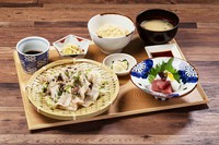 桜山豚の網焼き、海鮮カルパッチョサラダ、
季節の小鉢二種、お漬物、二八玄米ごはん、麦味噌汁