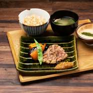 桜山豚肩ロース肉の網焼き　麦味噌ソース、季節の小鉢 、お漬物、二八玄米ごはん、麦味噌汁