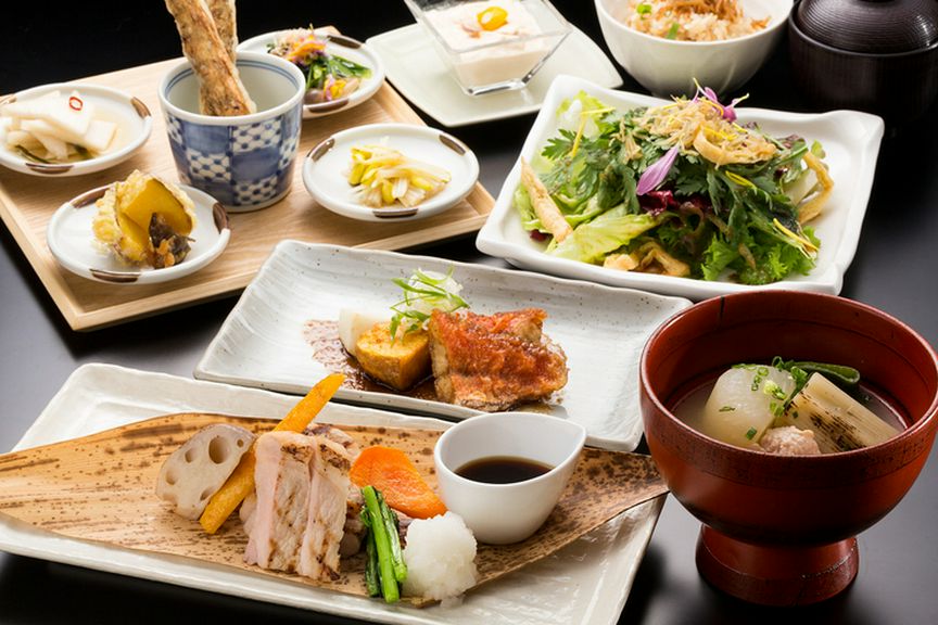 落ち着いた店内と上品な料理は接待にもおすすめ。