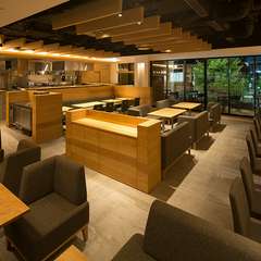 明るく開放感のある店内