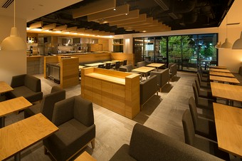 明るく開放感のある店内