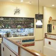 スタッフお手製の黒板メニュー、壁に飾られた中国茶のディスプレイが和みの空間を演出しています。店舗リニューアルにあたっても顧客の声を反映させるなど、顧客とお店の距離感が近く居心地のよい雰囲気のお店です。