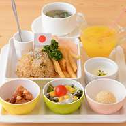 ●じゃこ炒飯・若鶏の唐揚げ・フレッシュサラダ・杏仁豆腐・きのこ入りスープ・ポテト・えびせん・胡麻団子・オレンジジュース
