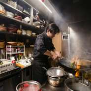 例えば日本のひじきやキンピラのように、親から子へ受け継がれる料理。派手さはないが毎日でも食べ続けられる滋味深い味。そんな名品を探すため、小山内シェフは繰り返し中国に足を運びます。